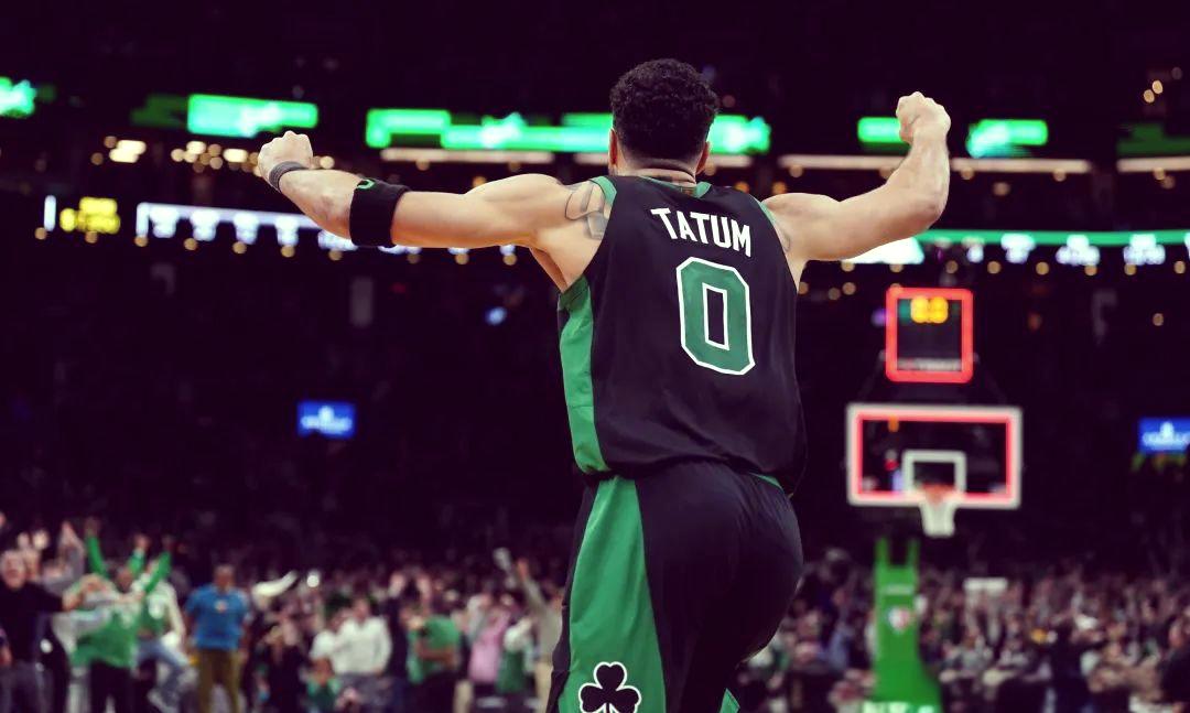 九游体育-包含NBA总决赛赛前走向成谜，波士顿凯尔特人绝杀压哨，球迷炸锅，更衣室氛围转暖的词条